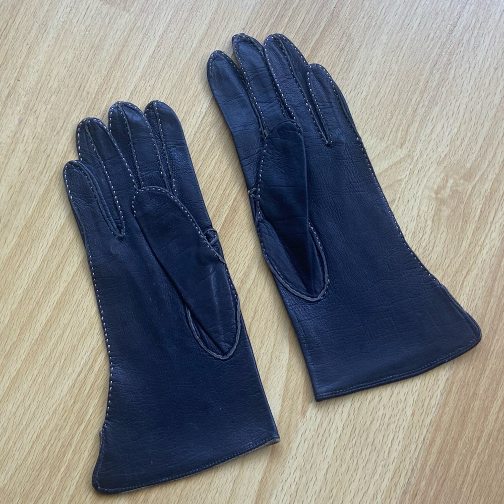 Vintage heavyweight black gloves with a light cream stiching up the fingers
